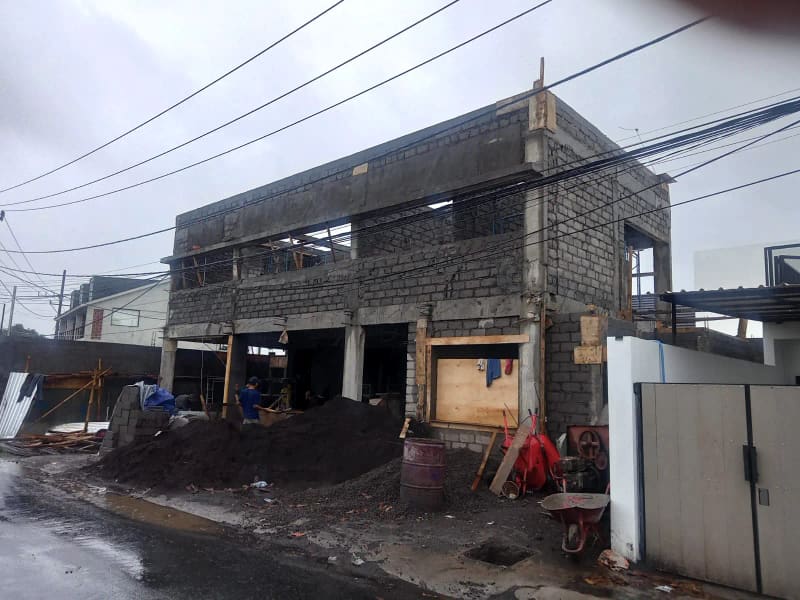 Pekerjaan konstruksi gedung & perkantoran di lokasi proyek PT Basura Selaras Amanah